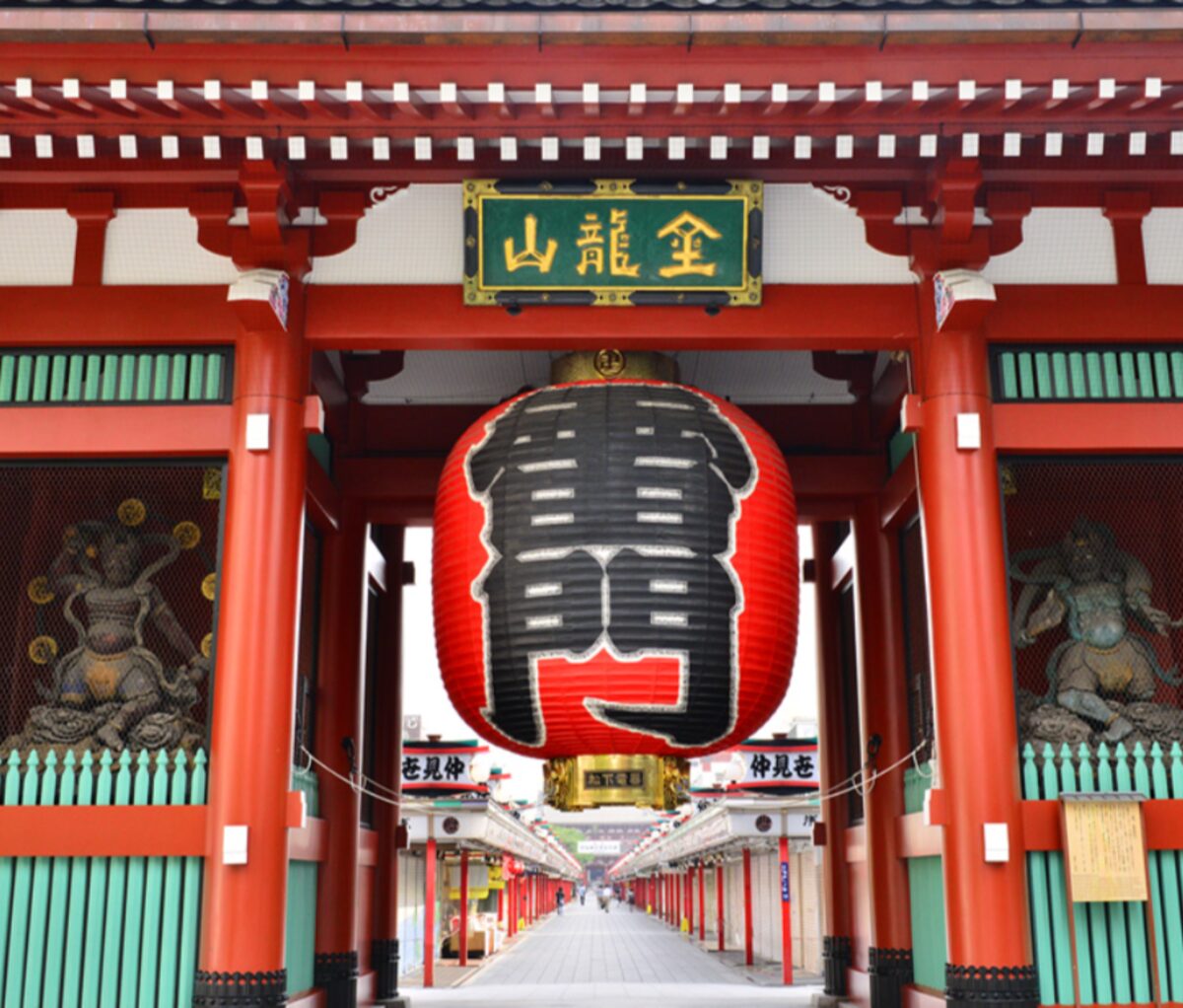 Kaminarimon gate at Senso-ji temple, Asakusa, Tokyo
